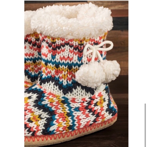 LAST PAIR: Hand knitted women’s comfy soft faux Sherpa lined Pom slipper boots - Picture 5 of 5